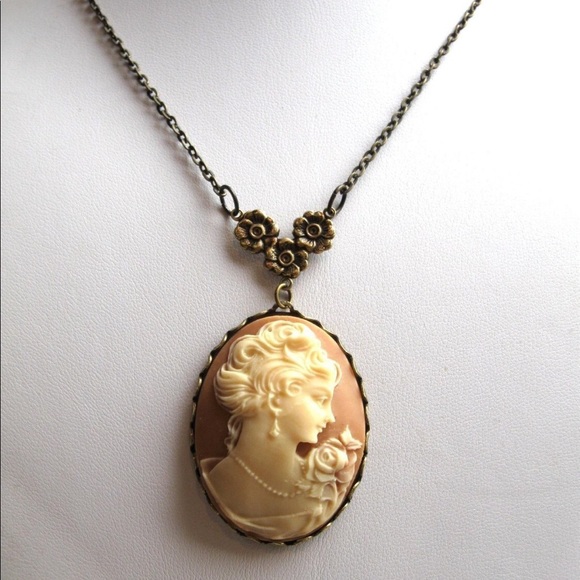 Lady cameo necklace $24 - Picture 5 of 5